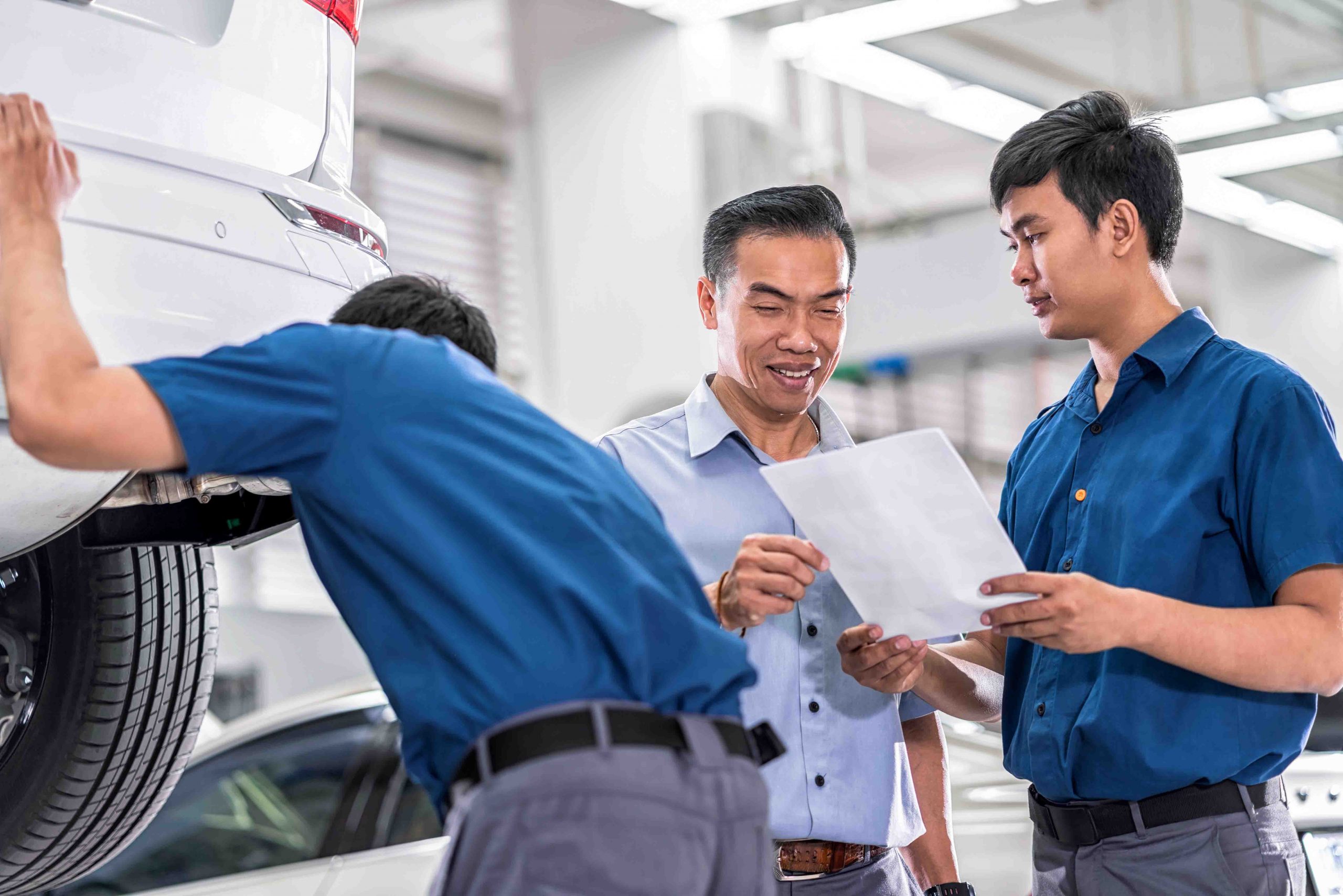 Asian Mechanic talking and showing job to the customer about rep Jenis dan Tujuan Perlindungan Konsumen Pada Layanan Garansi
